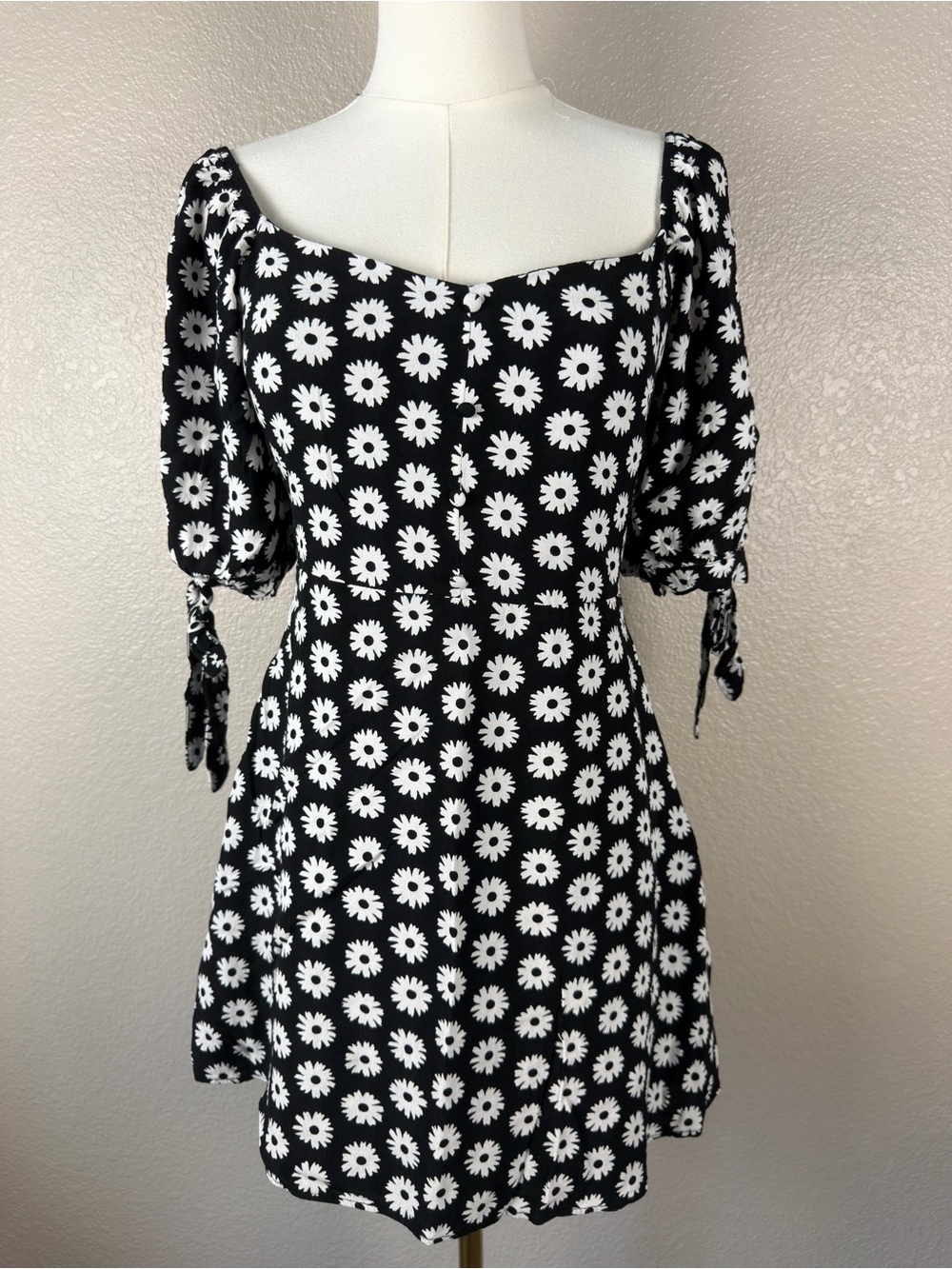 Forever 21 Black & White Daisy Print Mini Dress, Medium